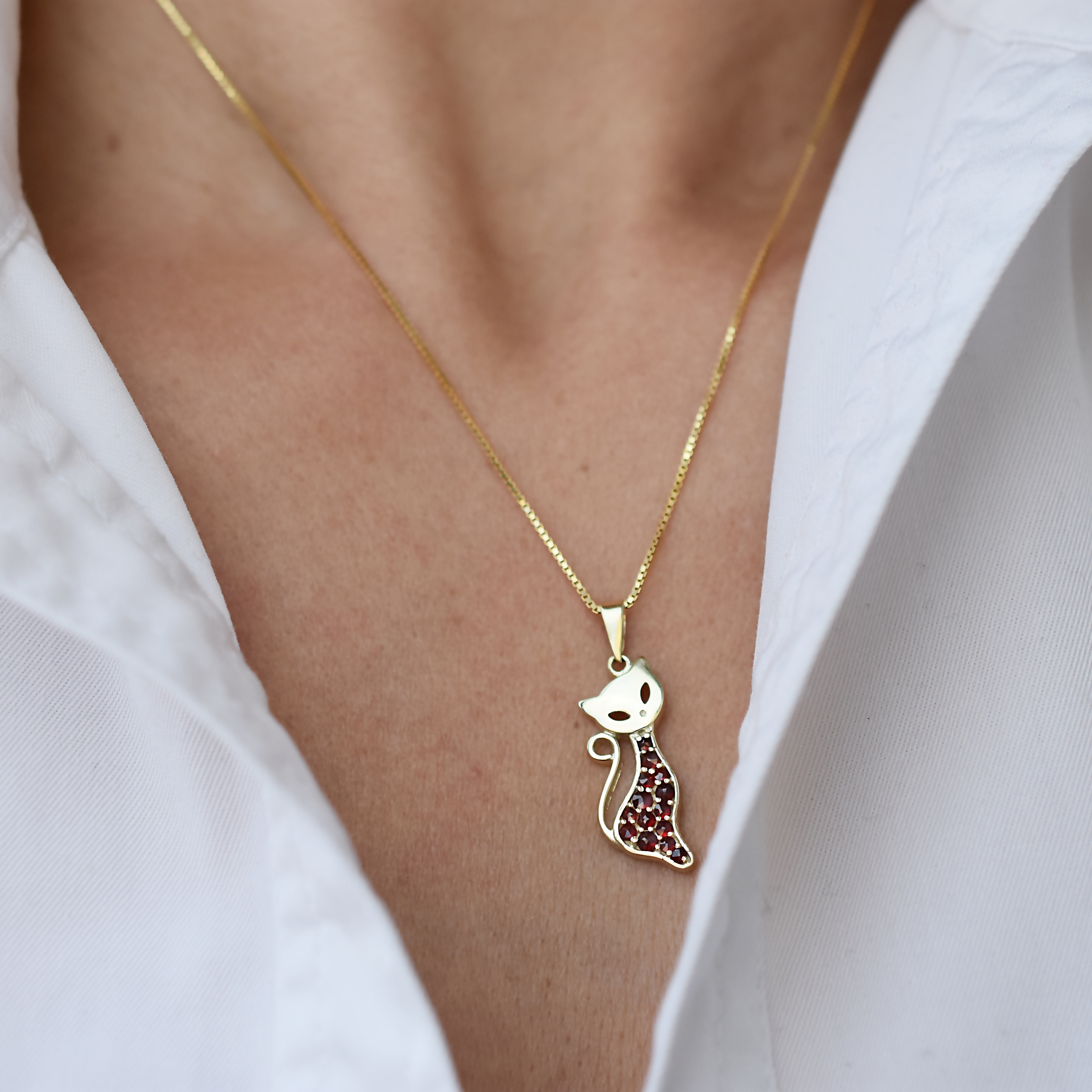 Stříbrný přívěsek kočka s českými granáty, zlacený